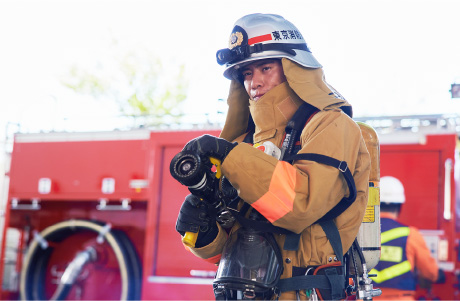 消火ホースを持った様子