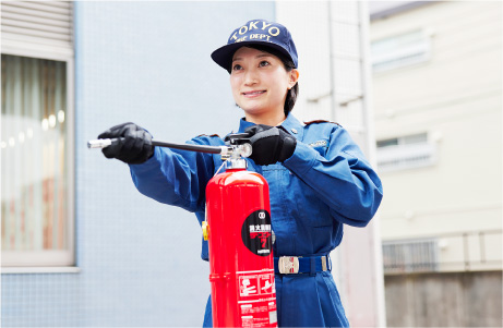 消火器を使用する防災安全係